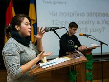 Мелитопольская школьница привезла ІІ место с харьковских дебатов фото