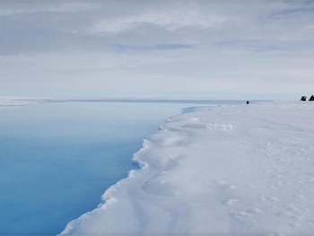 Ученые разгадали загадку происхождения двухкилометрового кратера в Антарктиде фото