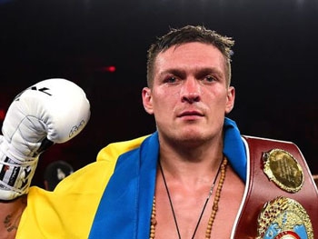 Усик нокаутировал Мчуну, но был освистан в США фото