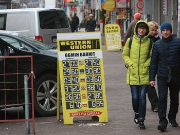 27,7. В Украине резко подскочил наличный доллар фото