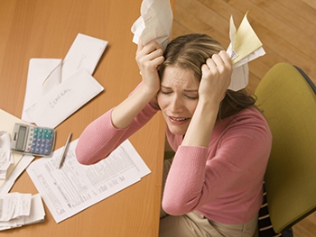 Украинцы массово увеличивают долги за оплату коммуналки фото