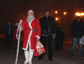 Сотни горожан решили встречать Новый год на площади фото