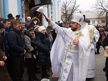 Мелитопольцев щедро кропят сегодня крещенской водой фото