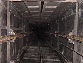 В Киеве оборвался лифт, в котором находилась женщина с ребенком фото