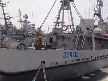 Россияне обстреляли украинское военное судно в Черном море фото