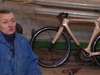 Запорожский умелец создает велосипеды из необычного материала. Из дерева фото