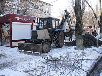 В авиагородке ремонтируют водопровод в обход торговых киосков фото