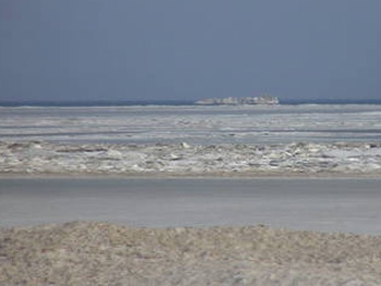 Замерзшее море отступило от берега в Кирилловке  фото