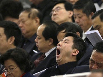 В Китае на заседании по борьбе с ленью уснули шесть чиновников фото