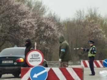 В Запорожской области легковушка снесла блокпост фото