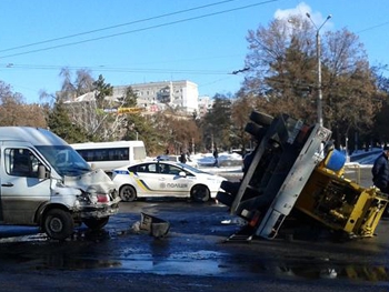 В центре Запорожья маршрутка с пассажирами влетела в машину аварийной службы  фото