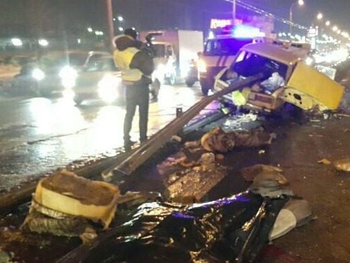 В столице произошло страшное ДТП: водитель нанизал авто на отбойник  фото