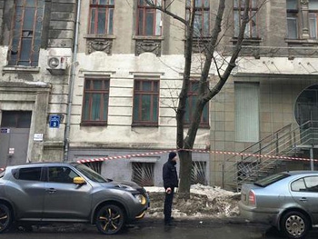 В Харькове на девушку упала снежная глыба фото