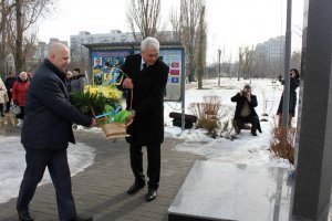 20 февраля в Энергодаре торжественно возложили цветы к памятному знаку участникам АТО фото