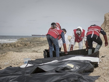 На берег Ливии выбросило более 70 тел мигрантов фото