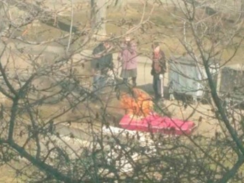 Жильцы одного из дворов Запорожья нашли под окнами гроб фото