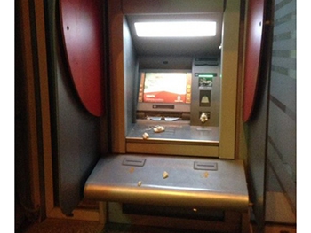 В Запорожье неизвестными были залиты пеной банкоматы российских банков фото