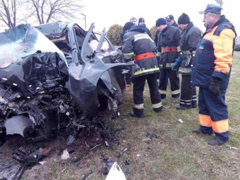 В Днепре авто влетело в столб: спасатели три часа извлекали тела погибших из машины  фото