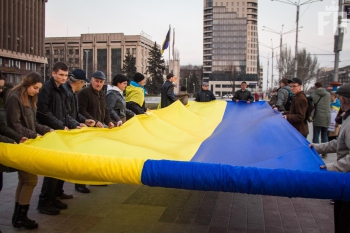 В Запорожье 17 марта «свободовцы» развернули огромный флаг Украины фото