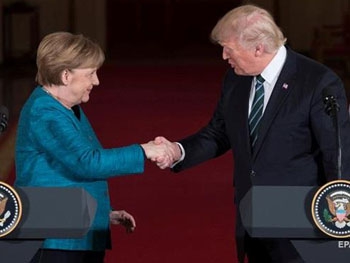 В Белом доме пояснили, почему Трамп не пожал руку Меркель фото