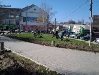 Коммунальщики готовят почву для субботников фото