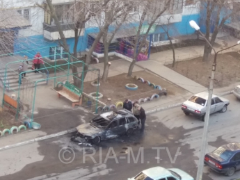 В Мелитополе ночью во дворе многоэтажки сгорел автомобиль БМВ. фото