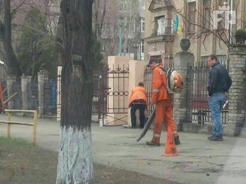 В Запорожье красят заборы и завозят землю к приезду Порошенко фото