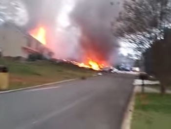 Самолет упал на жилые дома в США  фото