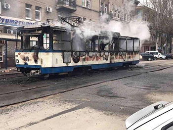 В Запорожье дотла сгорел трамвай  фото