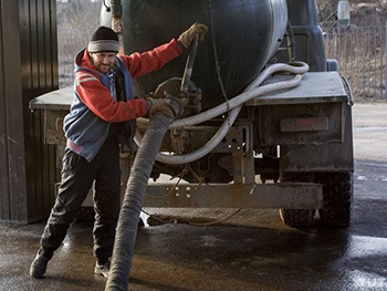 За нелегальный слив нечистот ассенизатор получил максимальный штраф фото