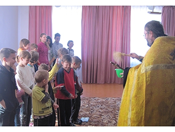Приютским детям дали пасхальный мастер-класс фото