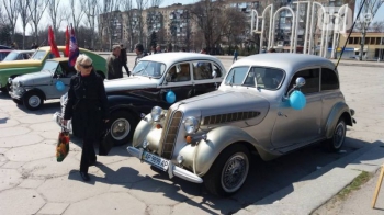 В Запорожье прошла выставка ретро-автомобилей фото