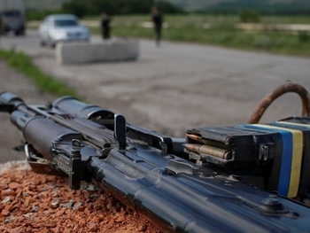 Запорожские журналисты в зоне АТО попали под обстрел снайпера  фото