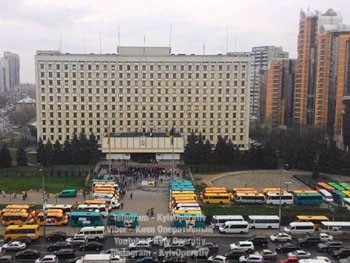 Возле Киевской ОГА водители маршруток подрались с полицией фото