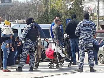 В Крыму силовики задержали 70 человек: собирают отпечатки и ДНК фото