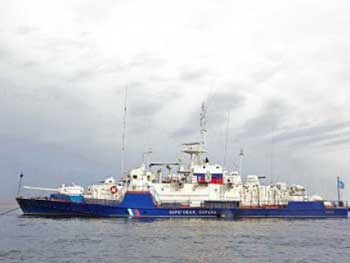 Российский пограничный корабль задержал рыбаков из Украины за нарушение госграницы фото