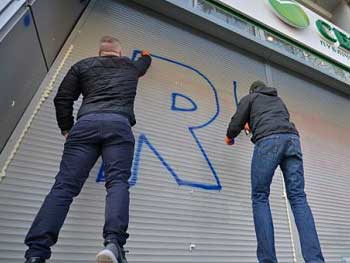 Националисты решили возобновить блокирование банков фото