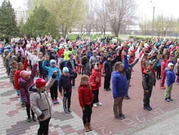 Маленькие ученики ООШ №4 в День здоровья размялись на утренней зарядке фото