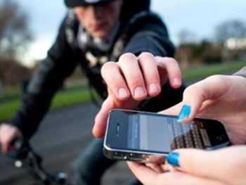 Полиция нашла грабителя напавшего на женщину фото