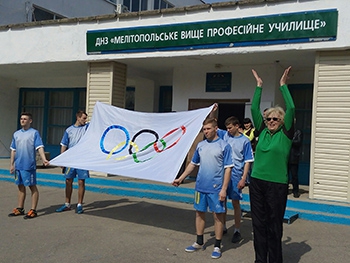 Учащиеся Мелитопольского ВПУ лечили депрессию зарядкой фото