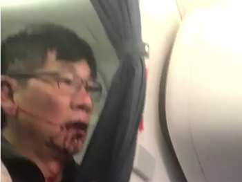 В США лишнего пассажира выкинули из самолета фото