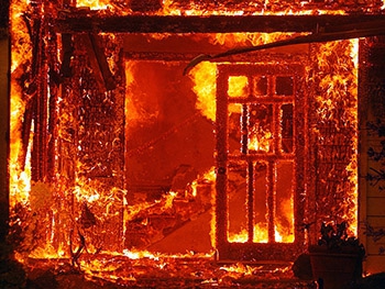 Адская ночь во Франции: огонь уничтожил сотни построек  фото