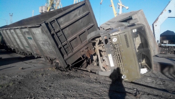 В Бердянске в порту грузовик попал под поезд фото