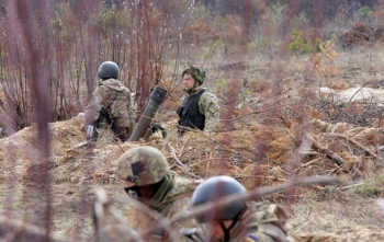 В Минске договариваются о тишине, в Донбассе стреляют фото