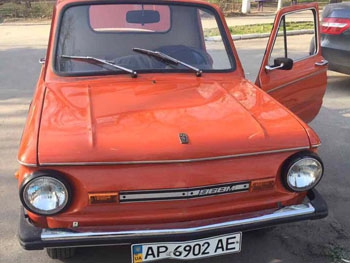 У мелитопольского парка появился ретро-автомобиль фото