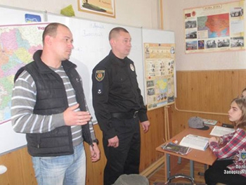 Полицейские читали лекцию в интернате фото