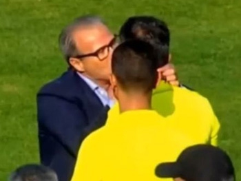 Президент футбольного клуба пожизненно дисквалифицирован за поцелуй арбитра фото