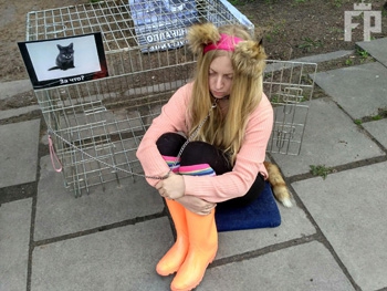 Жительница Запорожья приковала себя цепью к клетке фото