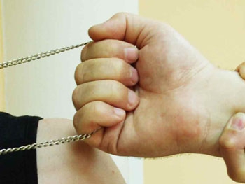 Срок за грабеж оставил преступника за решеткой еще на год фото