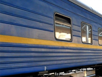 Под Запорожьем проводникам пришлось принимать роды прямо в поезде фото